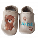 Krabbelschuhe personalisiert - Krabbelschuhe in beige mit rechts Bär sitzt und links Namen (türkis) mit 2 Tatzen